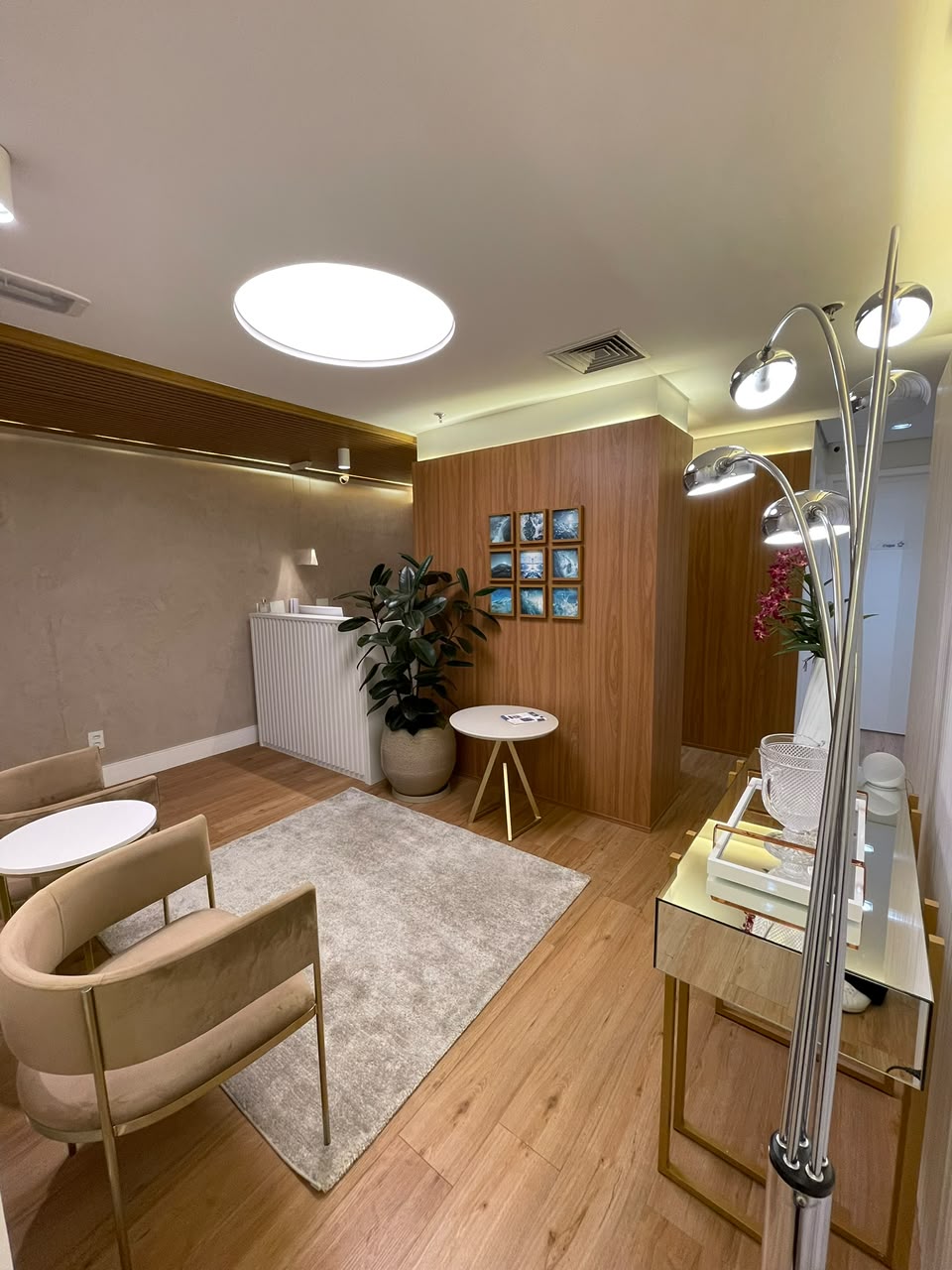Sala de espera com mesa de apoio e plantas