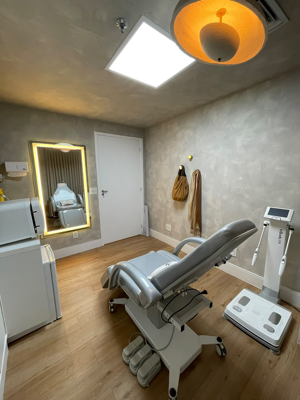 Sala de espera com poltronas e iluminação suave