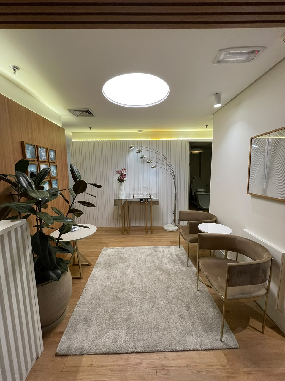 Sala de procedimentos com maca e equipamentos